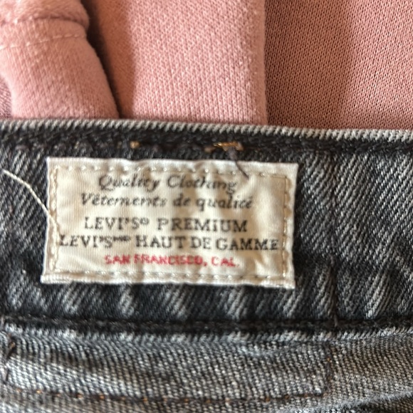 Levi’s wedgie VGUC high rise, button fly grey jeans, distressing on one leg. - Picture 15 of 15